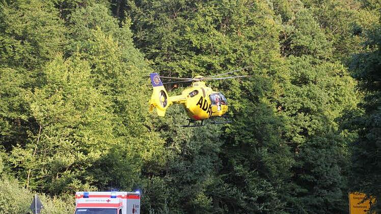 Der ADAC-Rettungshubschrauber hebt mit dem schwerverletzten Motorradfahrer in Richtung Uniklinik Würzburg ab. Foto: Helmut Will