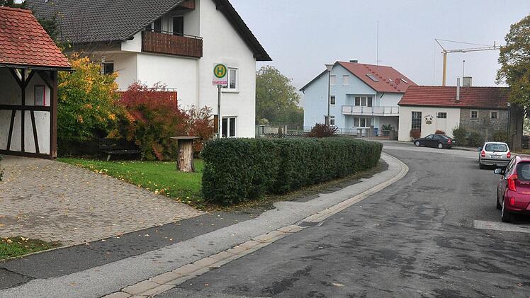 In Buch soll im Rahmen der Dorferneuerung der Bereich um das Brauhaus in Buch (hinten rechts) und in der Abersfelder Straße (vorne) neu gestaltet werden. Der Gemeinderat hat inzwischen den Planungsauftrag vergeben.  Foto: Ulrike Langer