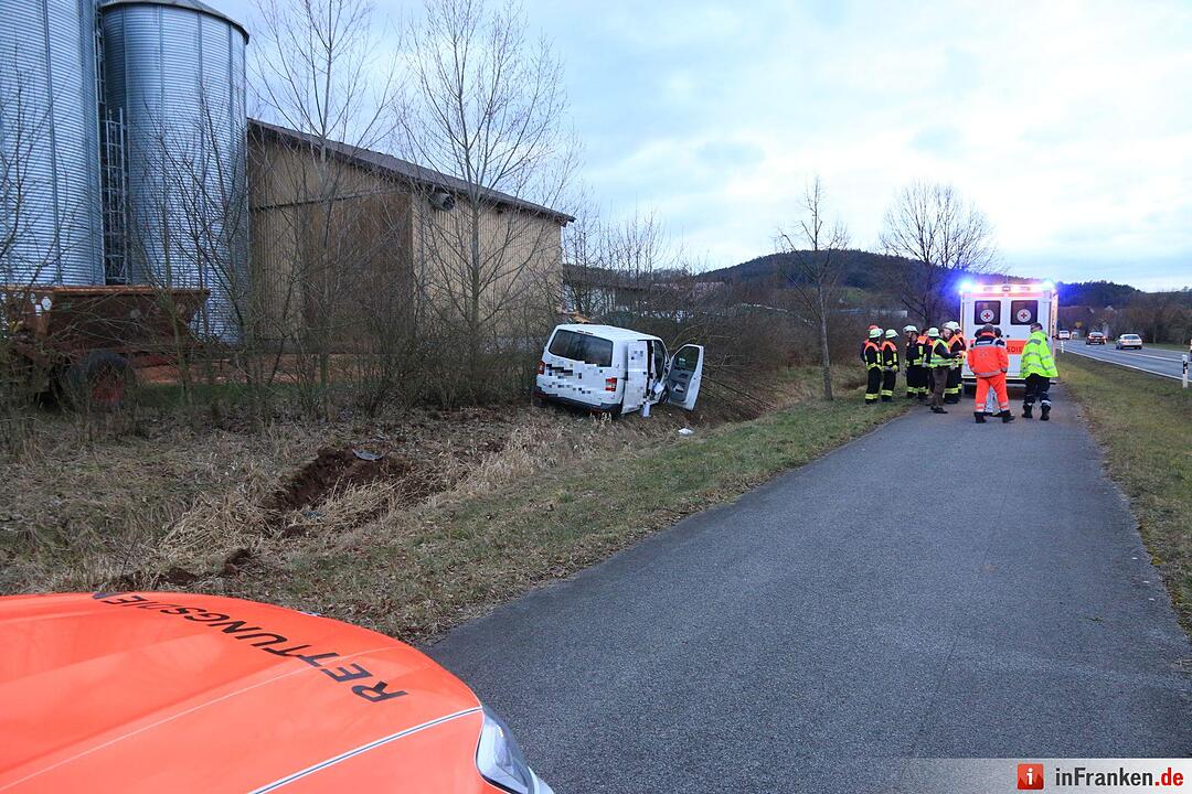 B279: Kleintransporter prallt gegen Baum