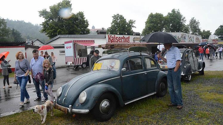 Auch dieser alte Käfer wurde bestaunt.  Foto: Karl-Heinz Hofmann