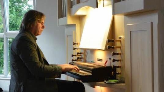 Im Mittelpunkt des Konzerts in der Auferstehungskirche Münnerstadt stand natürlich die Hey-Orgel, die in diesem Jahr 25 Jahre alt wird. Foto: Björn Hein