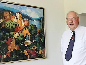 Kunst im Arbeitszimmer: Für Chefarzt Bernd Greger hat das Gemälde eine besondere Bedeutung. Der Mann einer Patientin hat es gemalt und ihm geschenkt. Der war wohl sehr zufrieden mit der Behandlung. Foto: Popp