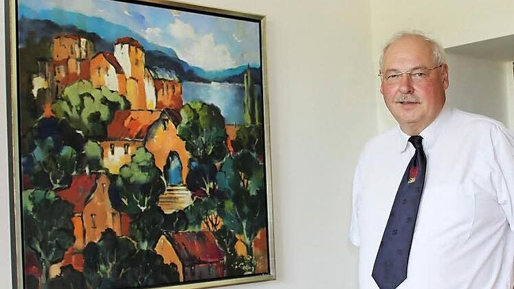 Kunst im Arbeitszimmer: Für Chefarzt Bernd Greger hat das Gemälde eine besondere Bedeutung. Der Mann einer Patientin hat es gemalt und ihm geschenkt. Der war wohl sehr zufrieden mit der Behandlung. Foto: Popp