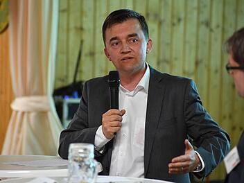 Wallenfels' Bürgermeister Jens Korn im Gespräch mit BR-Redaktionsleiter Alexander Müller. Foto: Ronald Rinklef
