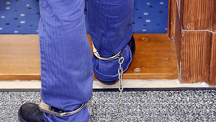 So wie die Person auf diesem symbolhaften Foto musste auch der Angeklagte aus dem Kreis Haßberge mit Fußfesseln den Gerichtssaal in Bamberg betreten. Er sitzt derzeit in der Justizvollzugsanstalt Kronach, ein Urteil in seinem Prozess soll nächste Woche fallen. Foto: Ronald Rinklef