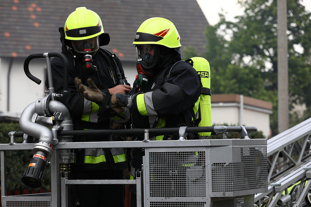Zwei HŠuser durch Feuer schwer beschŠdigt - Dachstuhl von Wohnhaus brennt aus - Flammen greifen auf NachbargebŠude Ÿber - 150 EinsatzkrŠfte vor Ort