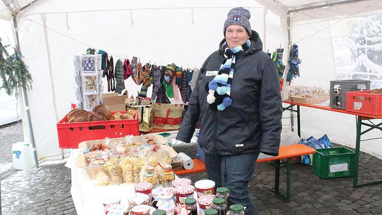 Allerlei Selbstproduziertes konnte erworben werden: Marmeladen, Pl&auml;tzchen und warme Wollsocken. Foto: Yannick Hupfer