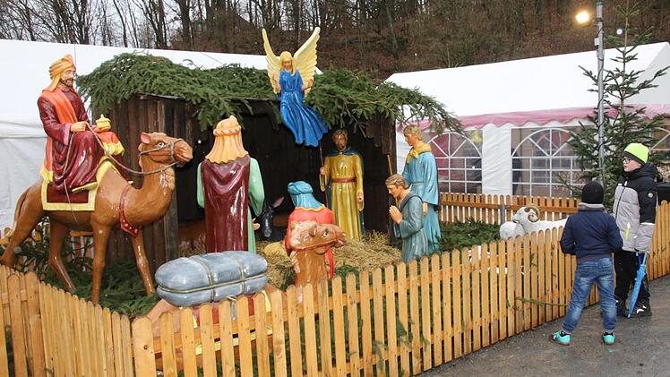 Die Weihnachtskrippe auf dem Nikolausmarkt in Neustadt Foto: Michael Stelzner