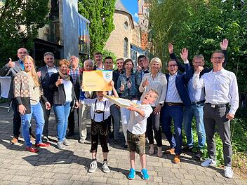 Fuscht feiert Gold: Die Freude war gro&szlig;, als Fuchsstadt beim Bezirksentscheid im Wettbewerb "Unser Dorf hat Zukunft" neben Wipfeld zum Sieger gek&uuml;rt wurde. Jetzt geht es weiter zum Landesentscheid.