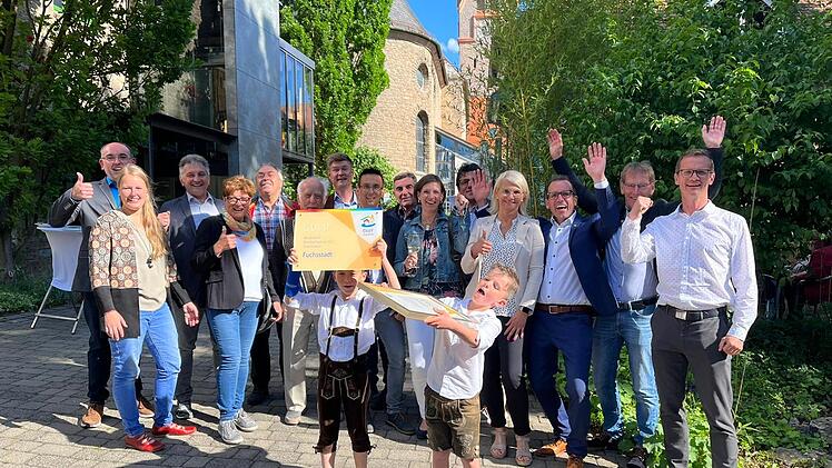 Fuscht feiert Gold: Die Freude war gro&szlig;, als Fuchsstadt beim Bezirksentscheid im Wettbewerb "Unser Dorf hat Zukunft" neben Wipfeld zum Sieger gek&uuml;rt wurde. Jetzt geht es weiter zum Landesentscheid.