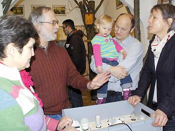 Die Kiste mit Energiesparlampen interessierte die Besucher besonders.Foto: Elisabeth Assmann
