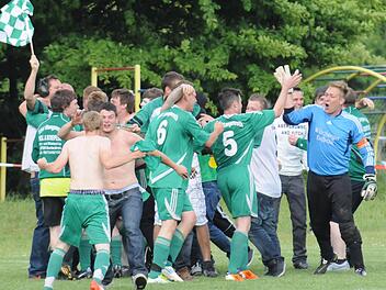 Die 1. Mannschaft des TSV Stangenroth freut sich über den Erfolg beim Relegationsspiel gegen den SV Wildflecken. Foto: Archich