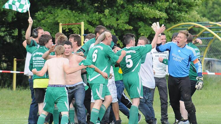 Die 1. Mannschaft des TSV Stangenroth freut sich über den Erfolg beim Relegationsspiel gegen den SV Wildflecken. Foto: Archich