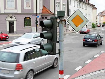 Während an der untergeordneten Brennerstraße Blinklicht warnt, sind die Ampeln an der Zollnerstraße (Bild) "tot". Alle Fotos: Michael Gründel