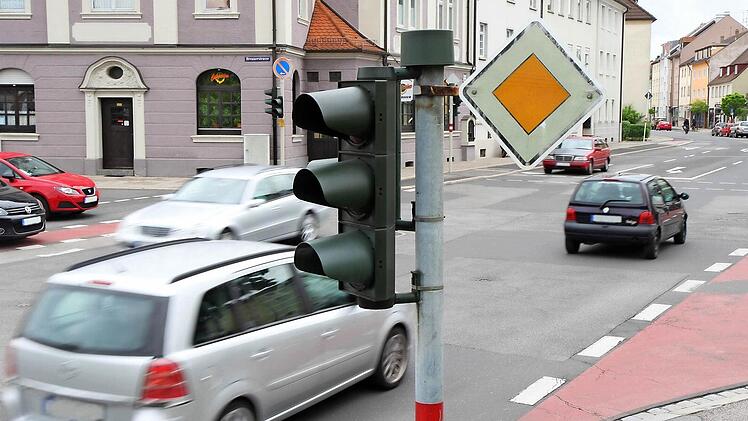 Während an der untergeordneten Brennerstraße Blinklicht warnt, sind die Ampeln an der Zollnerstraße (Bild) "tot". Alle Fotos: Michael Gründel