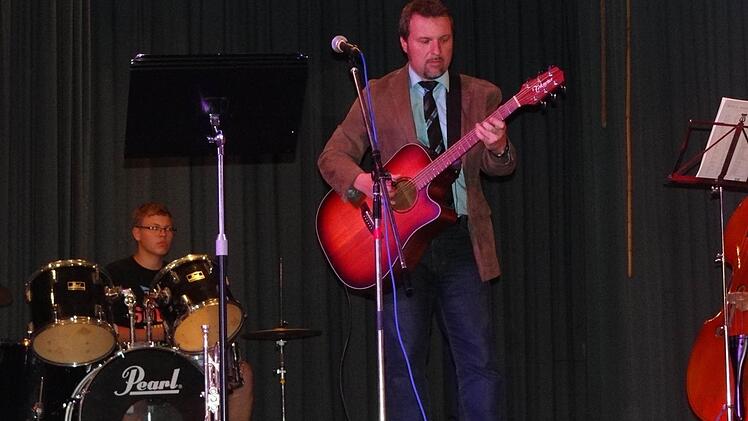 Der musikalische Rektor selbst ließ es sich nicht nehmen, für die Absolventinnen und Absolventen ein Abschiedsständchen zu singen.