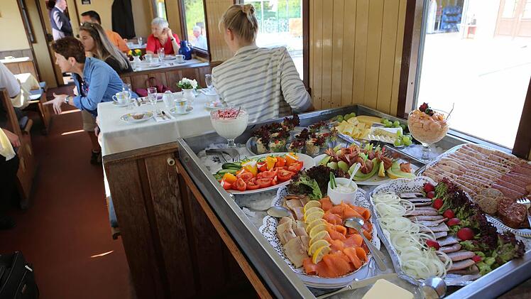 ein ansehnliches Frühstück im Salonwagen.
