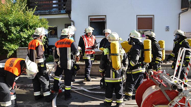 In Burggrub (Landkreis Kronach) brannte am Freitag ein Keller eines Wohnhauses.  Fotos: Herbert Kalb