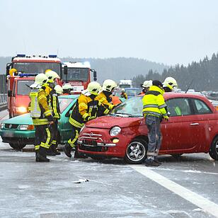 Eisregen sorgt fuer Unfallserie auf A73 - Ein Schwerstverletzter