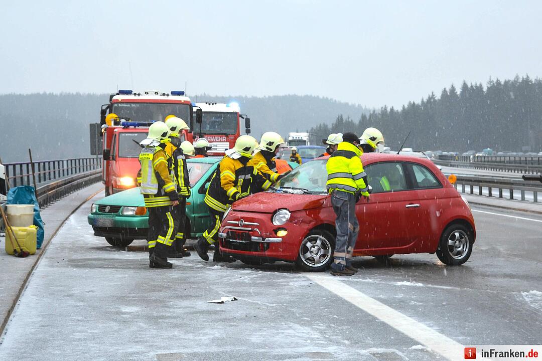 Eisregen sorgt fuer Unfallserie auf A73 - Ein Schwerstverletzter