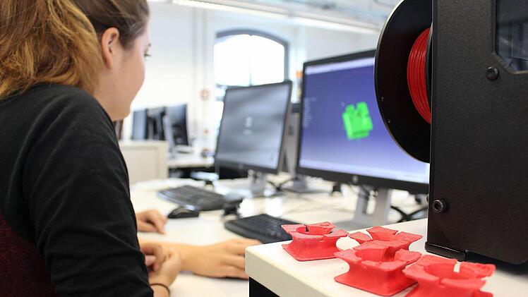Die 3D-Druckvorlage für die praktischen Kopfhörerhalter entsteht am PC. Foto: Ulrike Nauer