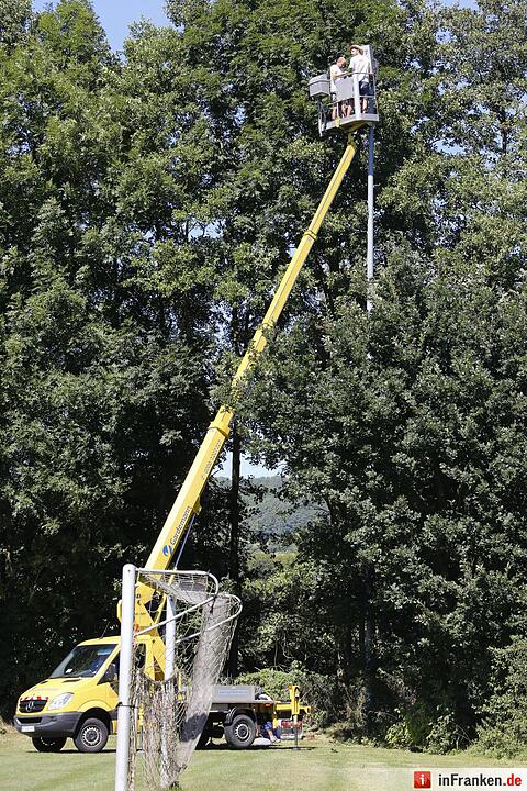 Arbeiter installieren die neuen Strahler
