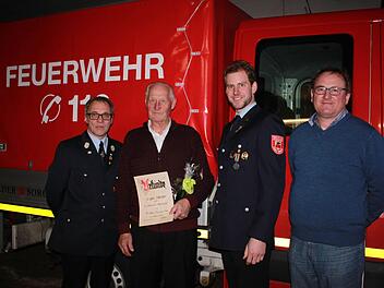 "Damals als ich aus dem aktiven Dienst ging, weil ich einfach keine Zeit mehr hatte, musste jeder der gehen wollte einen Neuen anbringen" erinnert sich Eugen Batzner. Mit im Bild: Kommandant Michael Wüstenberg, Vorsitzender Anton Gerstenkorn und der Feuerwehrreferent im Stadtrat, Dieter Gerstenkorn (von links): Foto: Katharina Becht