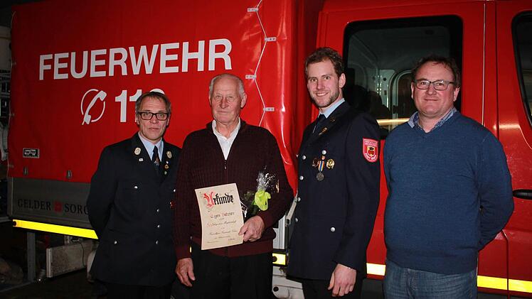 "Damals als ich aus dem aktiven Dienst ging, weil ich einfach keine Zeit mehr hatte, musste jeder der gehen wollte einen Neuen anbringen" erinnert sich Eugen Batzner. Mit im Bild: Kommandant Michael Wüstenberg, Vorsitzender Anton Gerstenkorn und der Feuerwehrreferent im Stadtrat, Dieter Gerstenkorn (von links): Foto: Katharina Becht