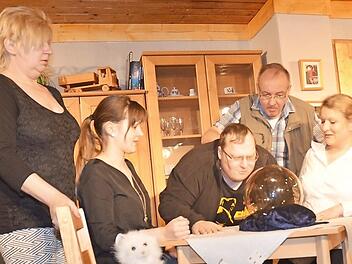 Gespannter Blick auf die magische Kugel von Madame Thusnelda (von links): Margit Altmann, Sabine Fischer, Matthias Nüßlein, Stefan Rubel, Michaela Gick- Haas bei den Proben zum Stück, "Wenn die Sterne lügen" Foto: K.- H. Hofmann