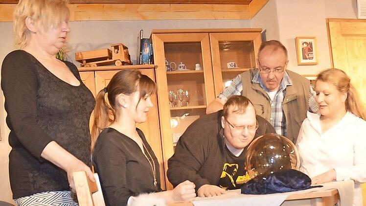 Gespannter Blick auf die magische Kugel von Madame Thusnelda (von links): Margit Altmann, Sabine Fischer, Matthias Nüßlein, Stefan Rubel, Michaela Gick- Haas bei den Proben zum Stück, "Wenn die Sterne lügen" Foto: K.- H. Hofmann