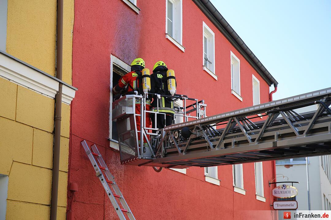Sieben Verletzte bei Wohnhausbrand im Kreis Hof– 34-Jährige schwebt in Lebensgefahr
