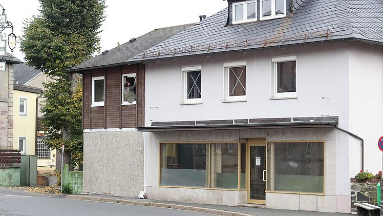 In der langgezogenen Kurve hinter dem Nordhalbener Rathaus machten die Kulissenbauer und Szenenbildner aus der ehemaligen Bäckerei für die Dreharbeiten eine Apotheke. Foto: Marian Hamacher