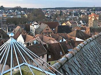 Diesen Blick auf die Dächerlandschaft von Herzogenaurach vom Schlossdach genießen sonst die Störche. Gestern durfte Walter Drebinger beim Aufbau der Pyramiden ganz nach oben und hat für den FT dieses Foto geschossen.