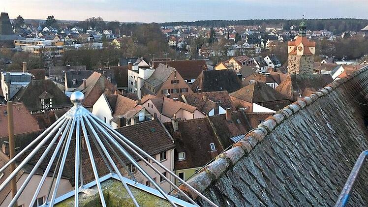 Diesen Blick auf die Dächerlandschaft von Herzogenaurach vom Schlossdach genießen sonst die Störche. Gestern durfte Walter Drebinger beim Aufbau der Pyramiden ganz nach oben und hat für den FT dieses Foto geschossen.