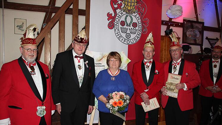 Kroniche Fousanaochter wurden ausgezeichnet. Das Bild zeigt (von links): Präsident Uli Böhm, Wieland Beierkuhnlein, Petra Söhnlein, Michael Lang und Matthias Simon. Foto: Friedwald Schedel