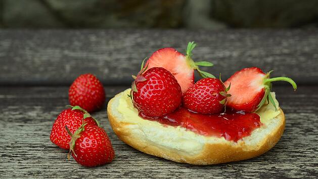 Ökotest hat 20 Erdbeermarmeladen untersucht. Foto: congerdesign/pixabay.com.
