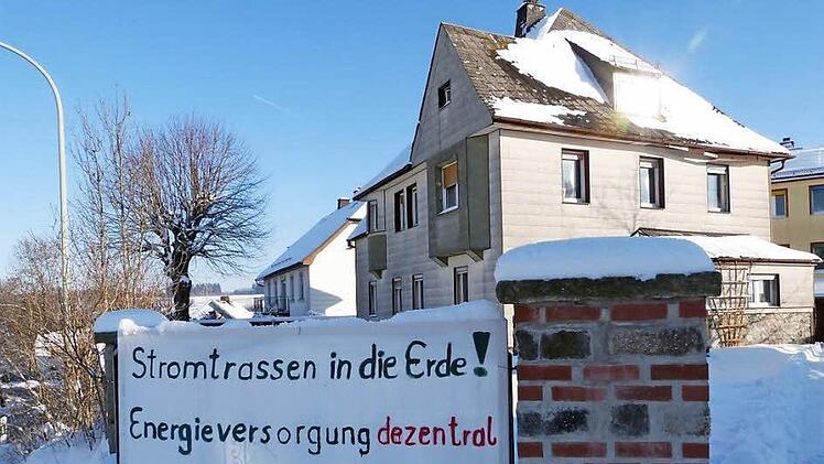 Proteste, Demonstrationen, Resolutionen und Verhandlungen - alles war für die Katz: Wenn die neue Stromleitung des Ostbayernrings gebaut wird, bekommt Neuensorg eine Freileitung und nicht die gewünschte Erdverkabelung.