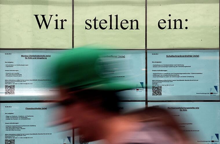 Zahl der offenen Stellen trotz Rückgangs auf hohem Niveau
