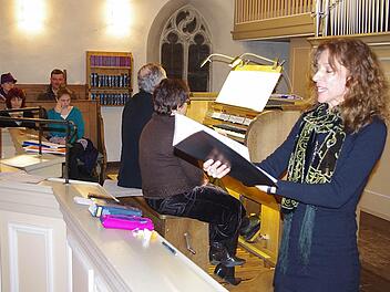 Die Sopranistin Andrea Wurzer entfachte mit Dekanatskantor Marius Popp an der Orgel an Silvester ein musikalisches Feuerwerk in der Christuskirche Kronach. Foto: Heike Schülein