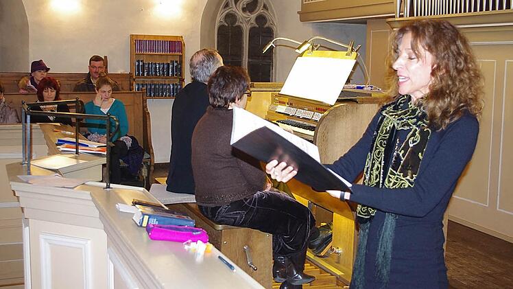 Die Sopranistin Andrea Wurzer entfachte mit Dekanatskantor Marius Popp an der Orgel an Silvester ein musikalisches Feuerwerk in der Christuskirche Kronach. Foto: Heike Schülein