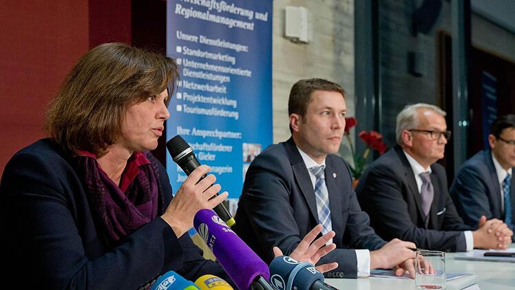 Die bayerische Wirtschaftsministerin Ilse Aigner (CSU, l-r), spricht neben dem Landrat des Landkreises Fürth, Matthias Dießl (CSU, dem vorläufigen Insolvenzverwalter, Joachim Exner, und dem Geschäftsführer der Metz-Werke GmbH & Co KG, Norbert Kotzbauer, am 01.12.2014 im Landratsamt in Zirndorf während einer Pressekonferenz zum Insolvenzverfahren des Fernsehherstellers Metz. Foto: Daniel Karmann/dpa