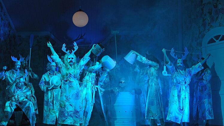 Szene aus der Neuinszenierung von Otto Nicolais "Die lustigen Weiber von Windsor" am Landestheater Coburg. Foto: Andrea Kremper