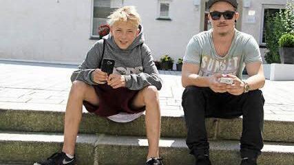 Die Pokemonjäger Max Braunersreuther (14) aus Untersteinach und Jan Eichhorn (16) aus Peesten vor der Friedenskirche: Hier hat das Pokemon- Go-Spiel eine Kampfarena platziert.