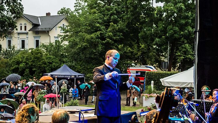 Impressionen vom Coburger Klassik-Open-Air im Rosengarten mit dem Philharmonischen Orchester des Landestheaters: Generalmusikdirektor Roland KluttigFoto: Jochen Berger