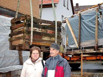 Waltrud und Alfred Diez beim Abbau der Büttnerei im November 2012. Foto: Norbert Schmitt/Archiv