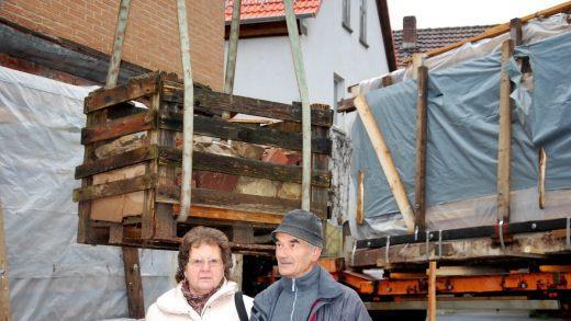 Waltrud und Alfred Diez beim Abbau der Büttnerei im November 2012. Foto: Norbert Schmitt/Archiv