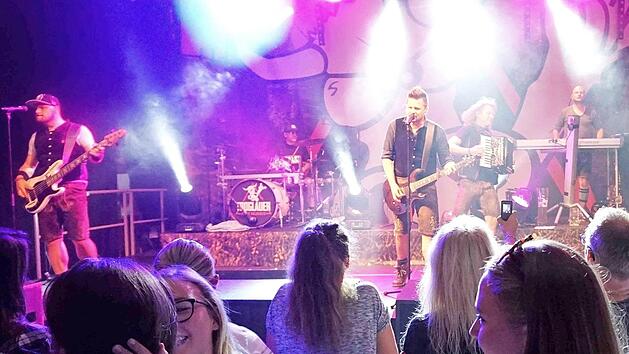 Die Troglauer Buam begeisterten die Besucher im Weisendorfer Kerwazelt mit ihrer Mischung aus Rock- und Volksmusik. Foto: Richard S&auml;nger