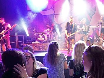 Die Troglauer Buam begeisterten die Besucher im Weisendorfer Kerwazelt mit ihrer Mischung aus Rock- und Volksmusik. Foto: Richard Sänger