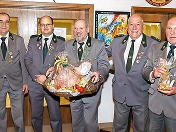 Von links: 2. Ritter Walter Baumann, 1. Ritter Christoph Methfessel, Saukönig Lutz Franke, Erster Schützenmeister Johannes Haase und Gerhard Früchtl mit dem Sauschwanz. Foto: Florian Bauer