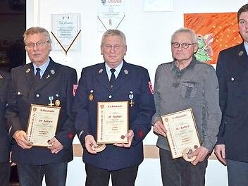 Für 50 Jahre Mitgliedschaft wurden Hans Hassa (Mitte), Reinhard Lochner (2. v. l.) und Herbert Trautner (2. v. r.) vom Vorstand ausgezeichnet. Links Vorsitzender Dominik Hassa, rechts Zweiter Vorsitzender Johannes Maier  Fotos: Mathias Erlwein